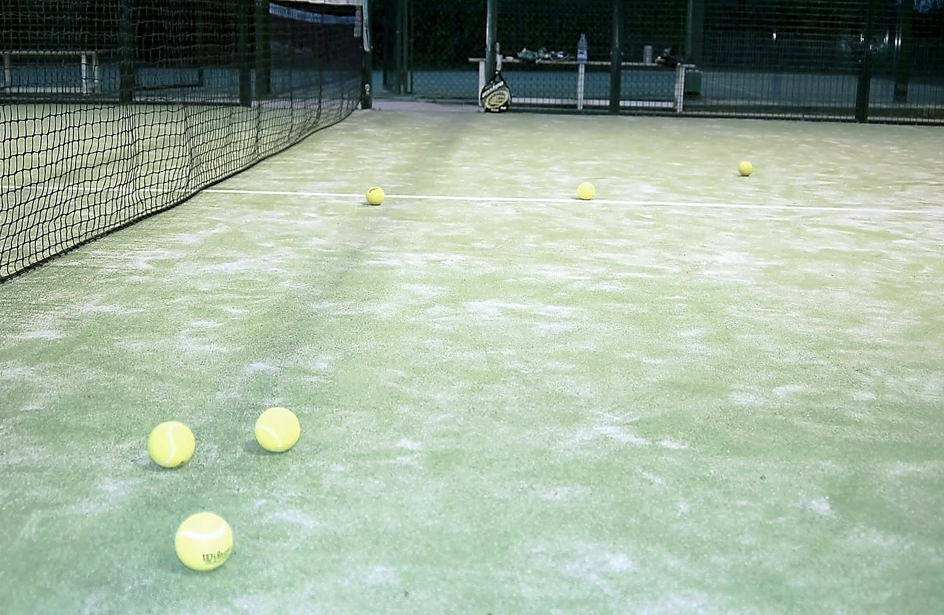 Pista de fútbol con estructura de vidrio X-Tress